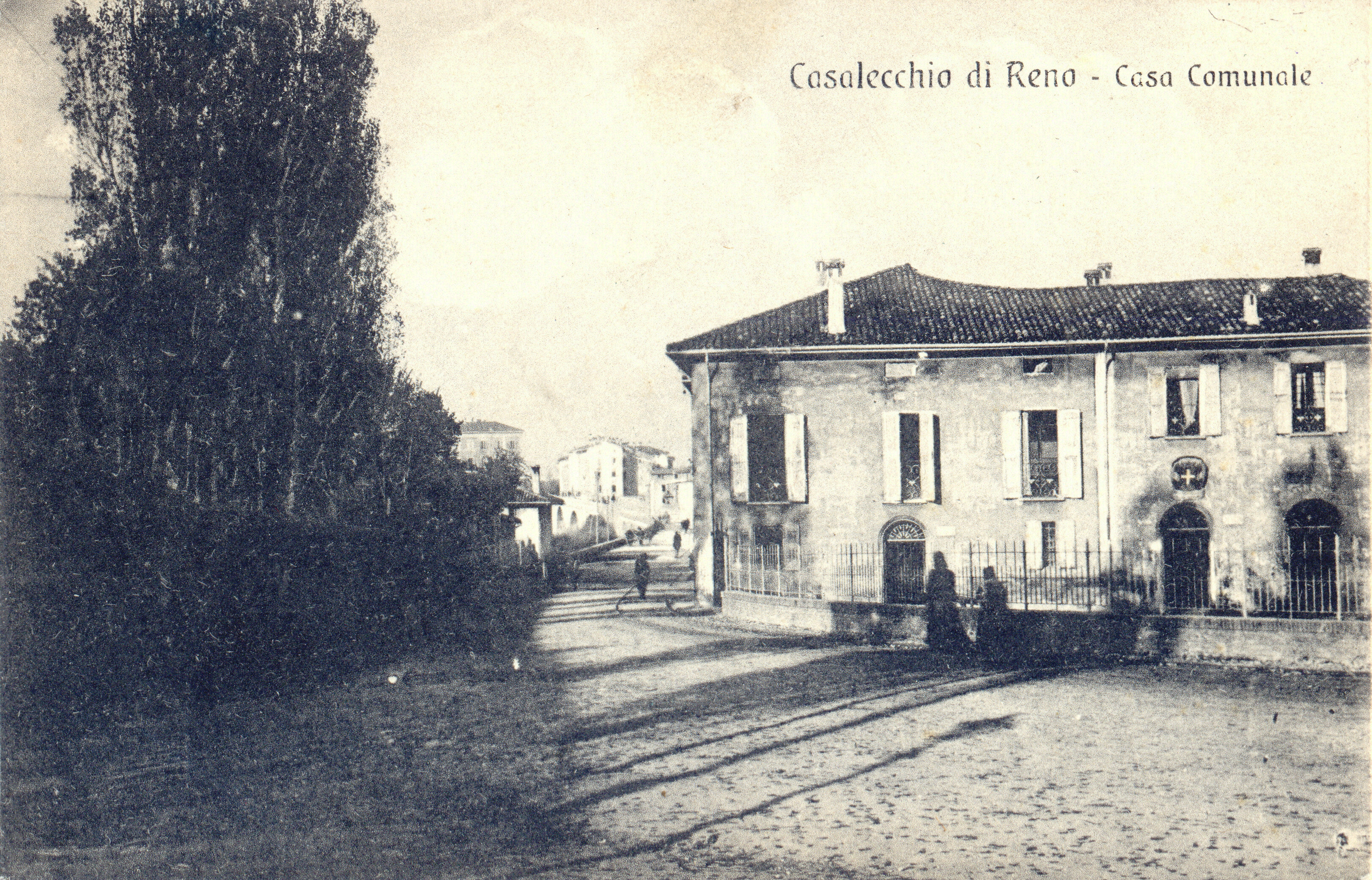 La sede municipale in una cartolina di inizio '900 (Collezione M. Neri)