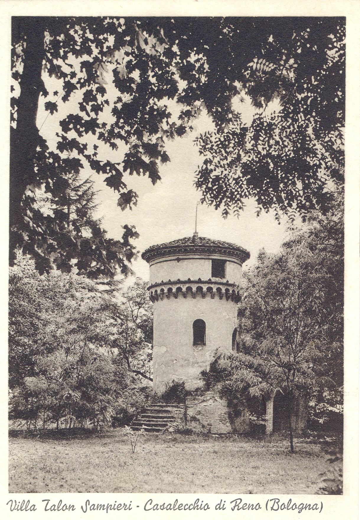 La villa Sampieri Talon, particolare del parco con la Casa dell'orso (Archivio fotografico Biblioteca C. Pavese)