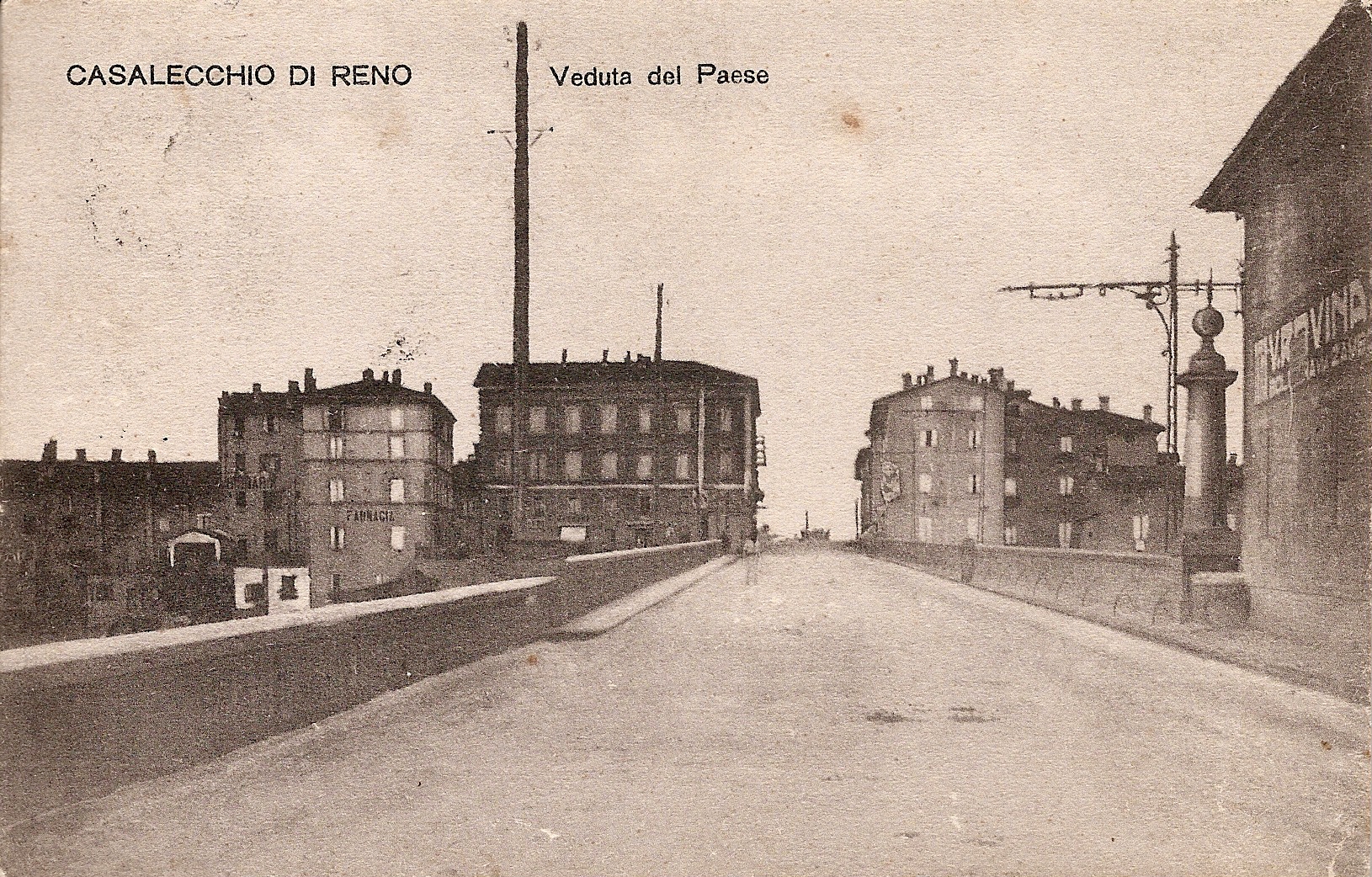 Il ponte dopo l'allargamento della carreggiata e a destra la colonna sul pilastrino a ricordo dei lavori (Collezione M. Neri)  