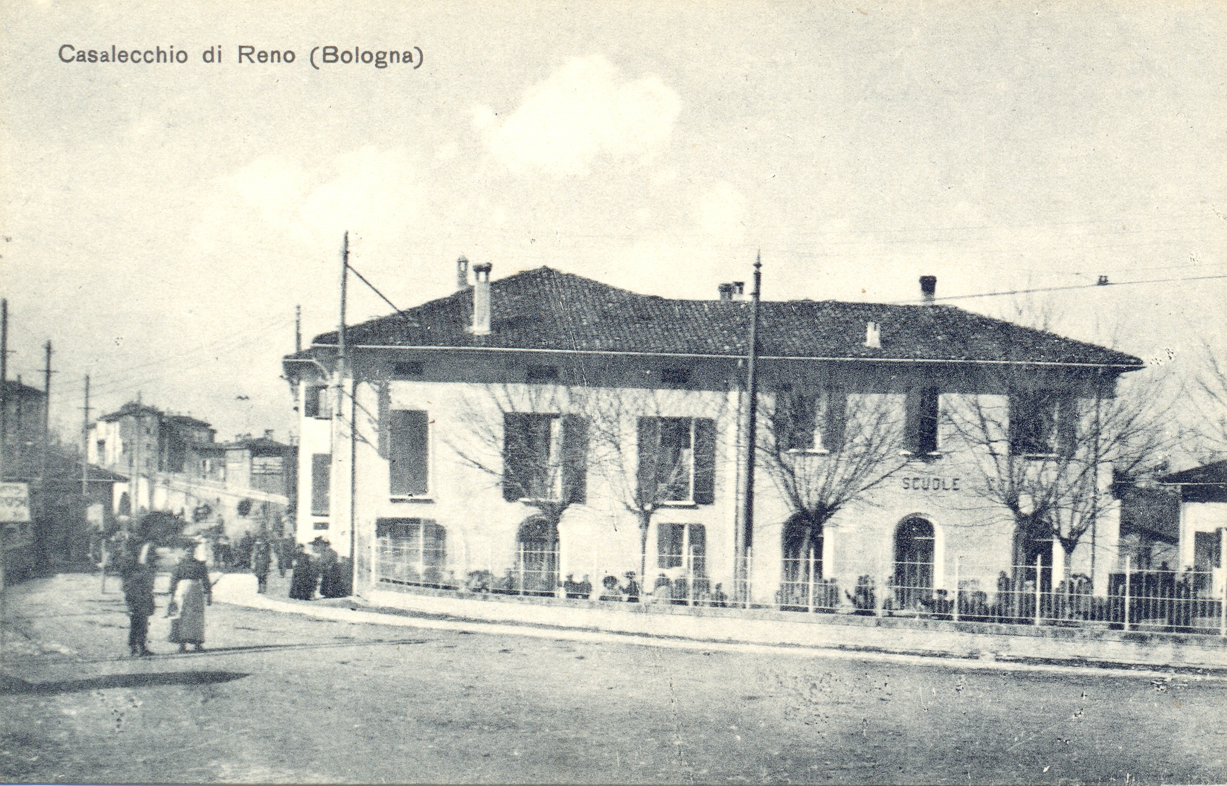 L'edificio municipale all'inizio del Novecento, sulla destra l'ingresso delle aule scolastiche (Collezione M. Neri)