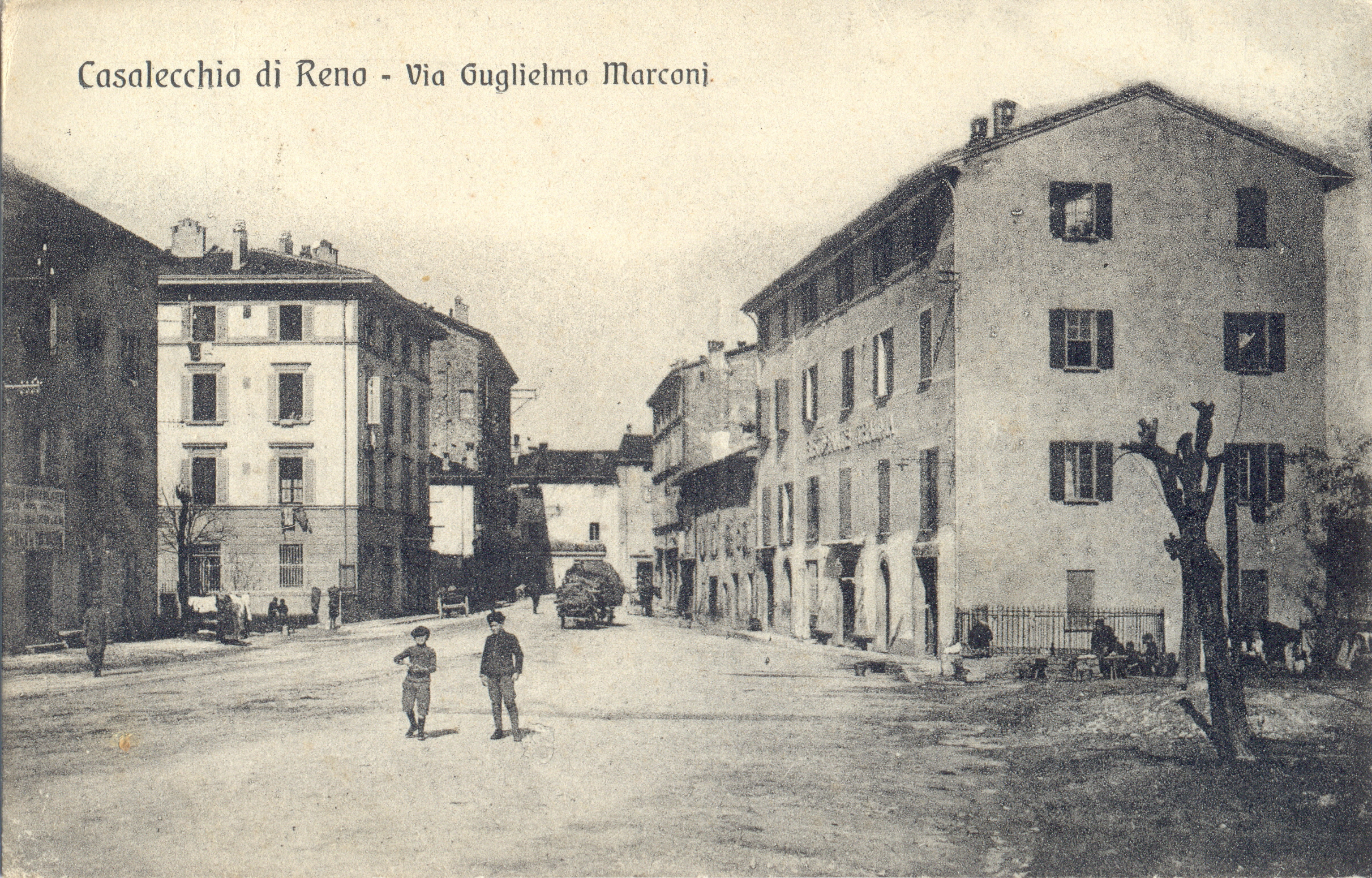 Via Marconi, a destra l'inferriata che funge da parapetto della fontana del Popolo, vicino al palazzo del Tramvia (Archivio fotografico Biblioteca C. Pavese)