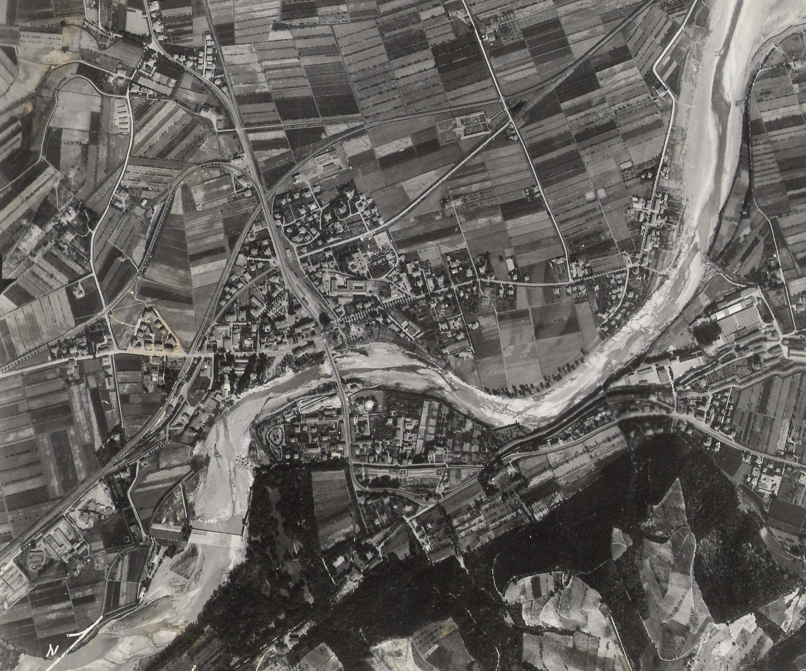 Aereofotogrammetria degli anni '40 del Novecento con il Cimitero nei pressi delle vie Piave e Isonzo (Archivio fotografico Biblioteca C.Pavese)