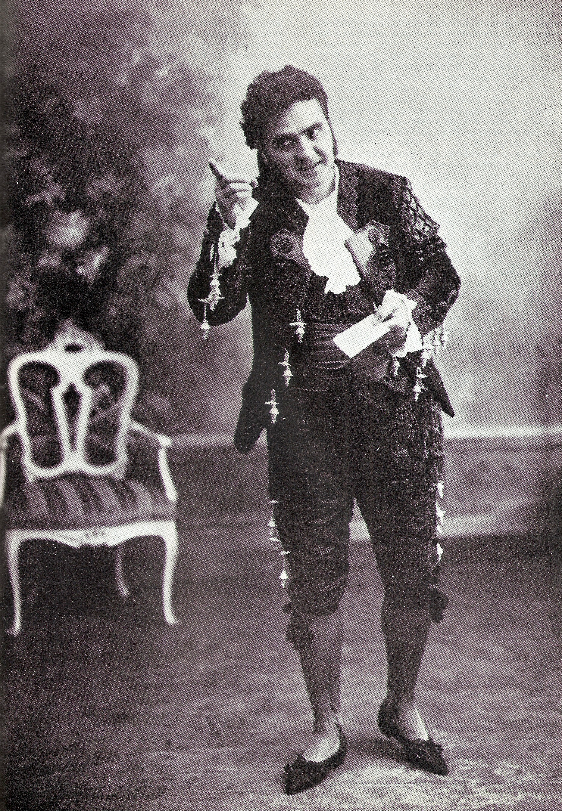 Riccardo Stracciari interpreta Figaro ne “Il Barbiere di Siviglia” di G. Rossini (immagine di pubblico dominio in quanto foto semplice a carattere non artistico scattata in Italia oltre 20 anni fa)